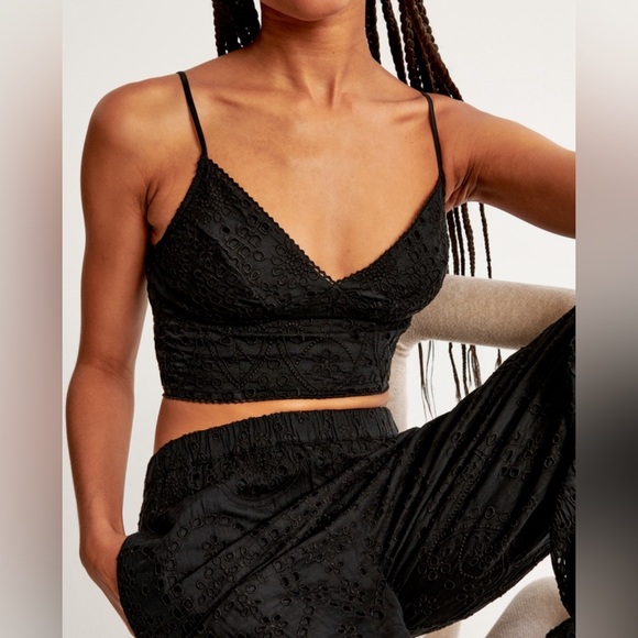 Abercrombie & Fitch Schiffli Set Cropped Tank Top - Picture 3 of 8
